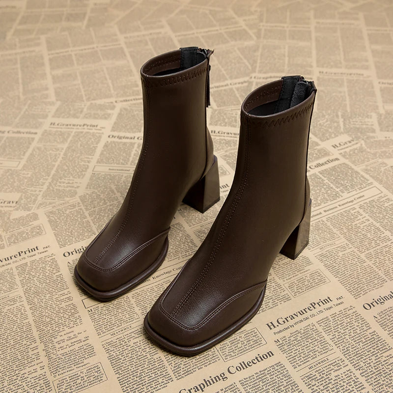 Mina מגפוני עקב בעיצוב וינטג' אלגנטי