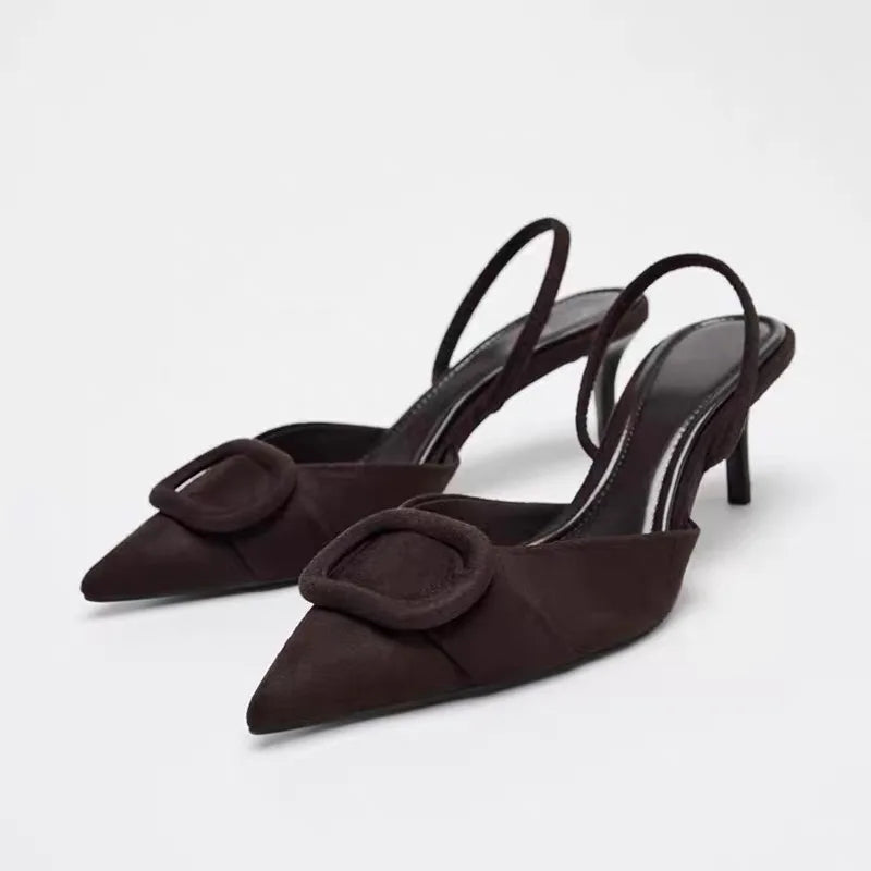 Clarke נעלי עקב מחודדות חום עם רצועה ועיטור אבזם