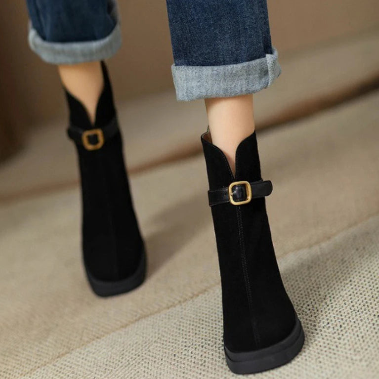 Jodie מגפי זמש עם אבזם ועקב עבה