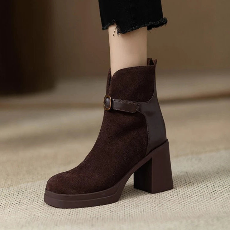 Jodie מגפי זמש עם אבזם ועקב עבה