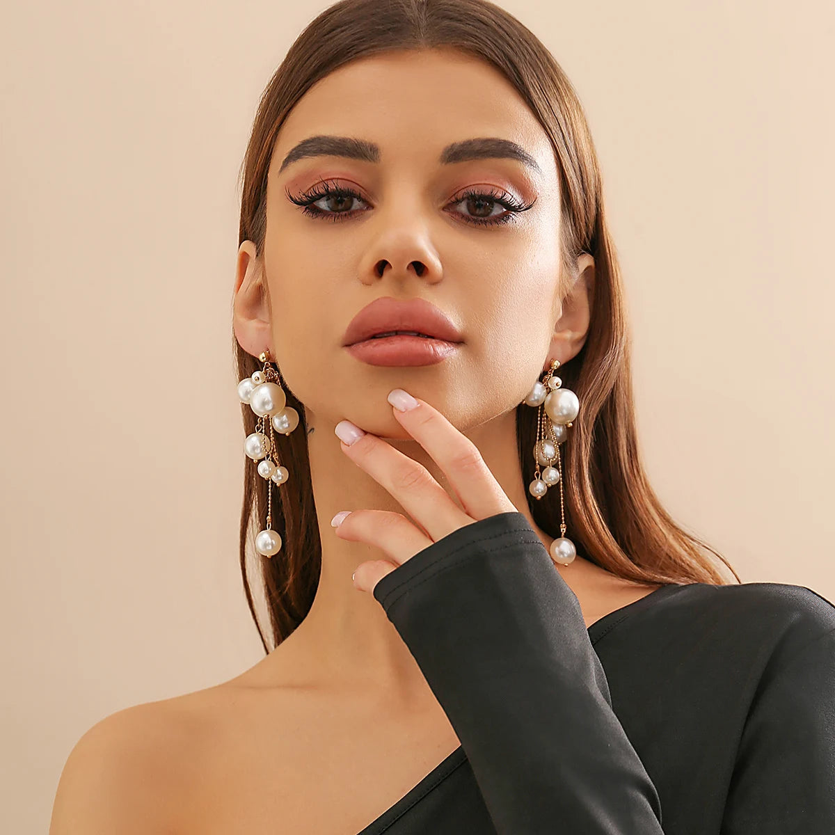 Claire עגילי פנינה תלויים אלגנטיים