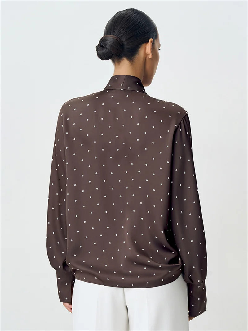 Nia חולצת פולקה דוט סאטן עם קשירה