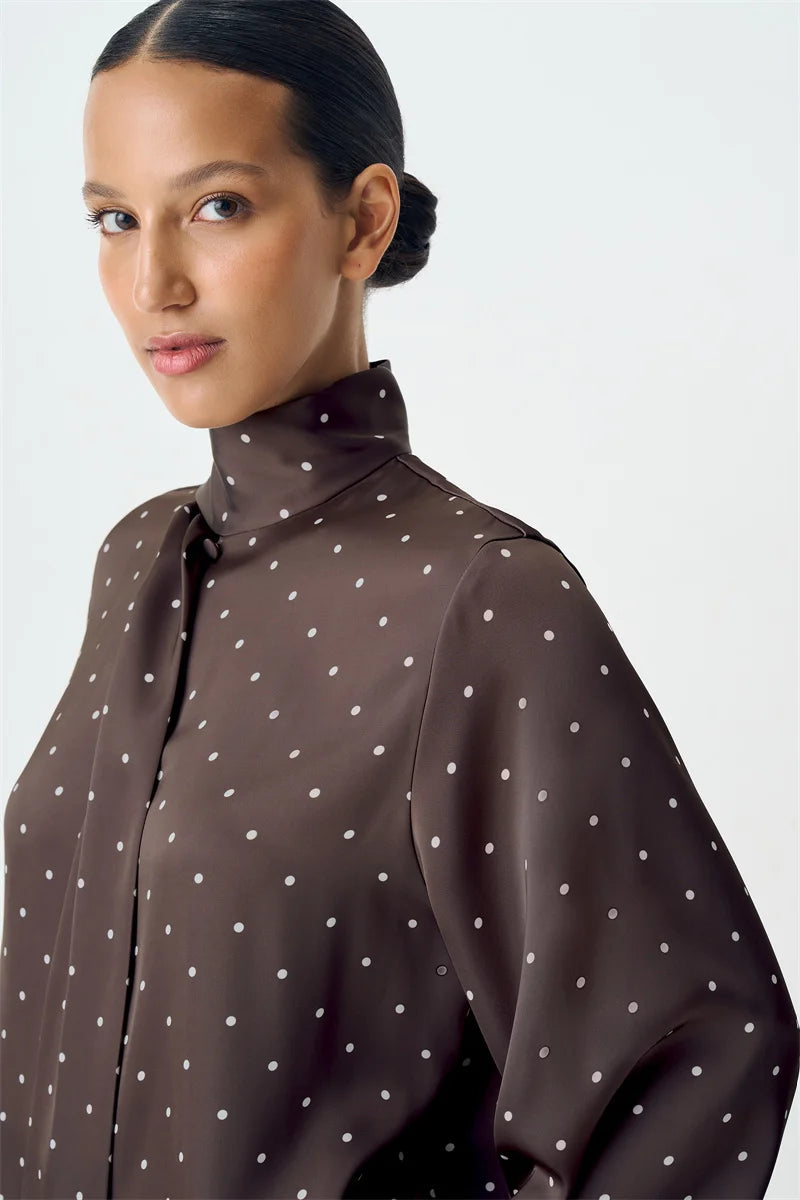 Nia חולצת פולקה דוט סאטן עם קשירה