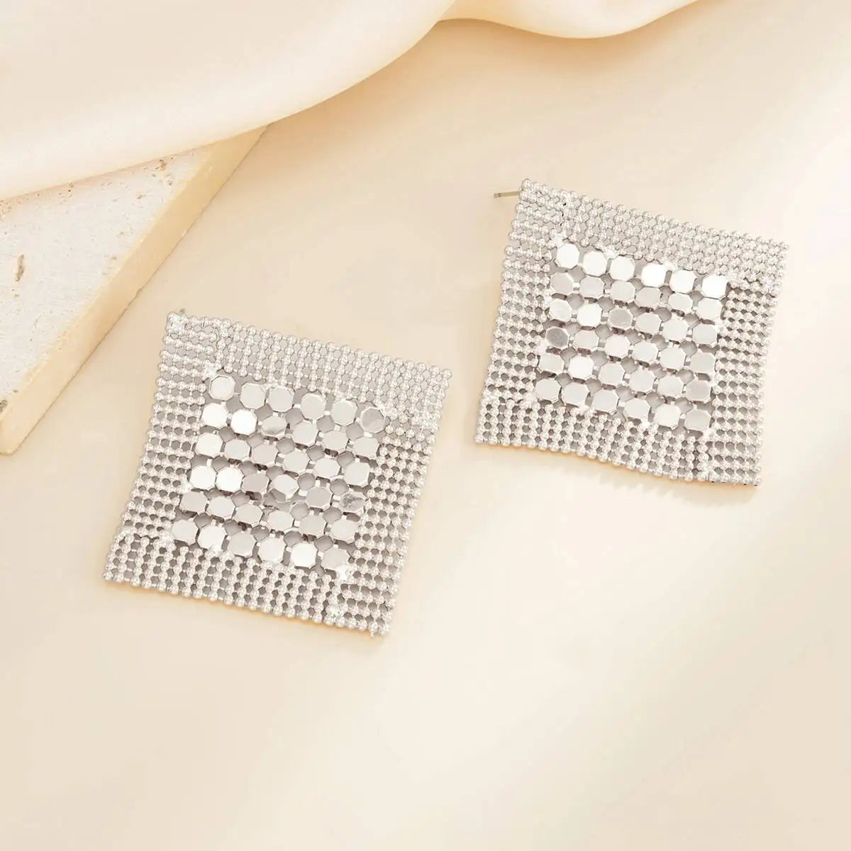 Aurelia עגילי גיאומטריים בעיצוב רשת