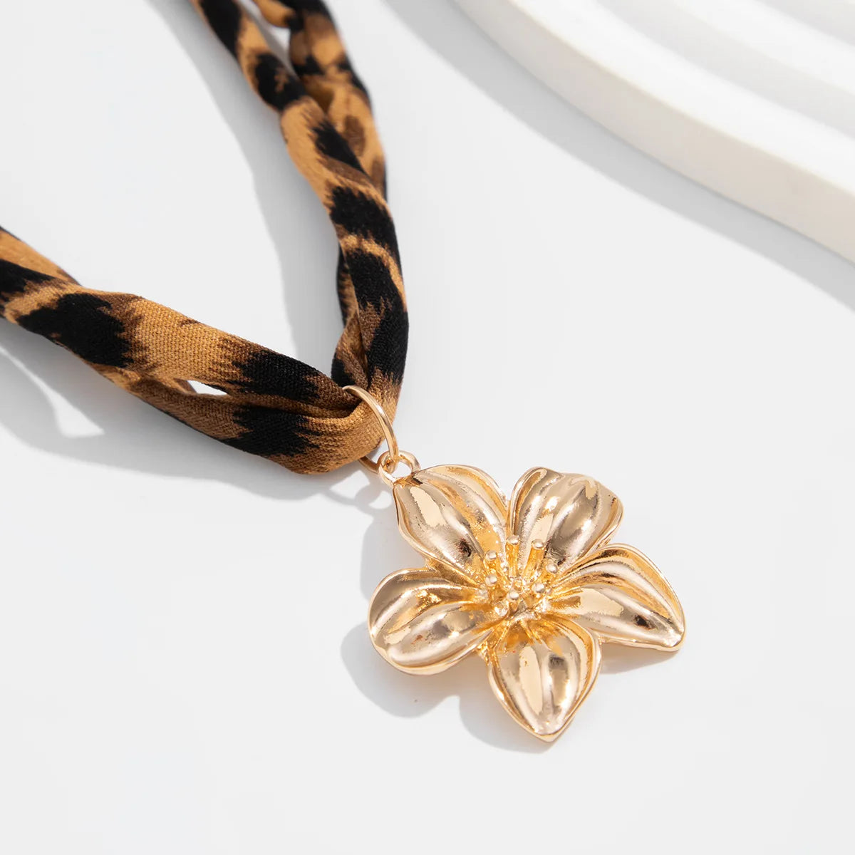 Portia שרשרת צ׳וקר סרט פרח