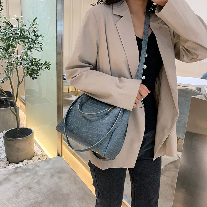 Rares תיק צד דמוי עור בטקסטורה