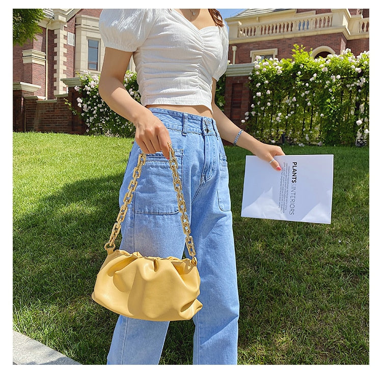 Shay תיק באקט דמוי עור עם שרשרת