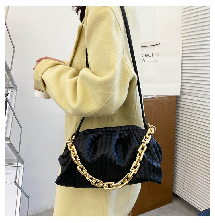 Uriel תיק באקט דמוי עור עם שרשרת